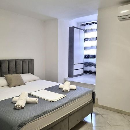 Rooms Vitoria On Joakim Square Porec Bagian luar foto