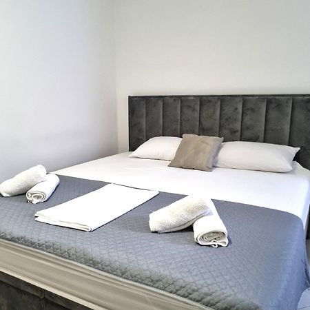 Rooms Vitoria On Joakim Square Porec Bagian luar foto