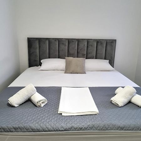 Rooms Vitoria On Joakim Square Porec Bagian luar foto