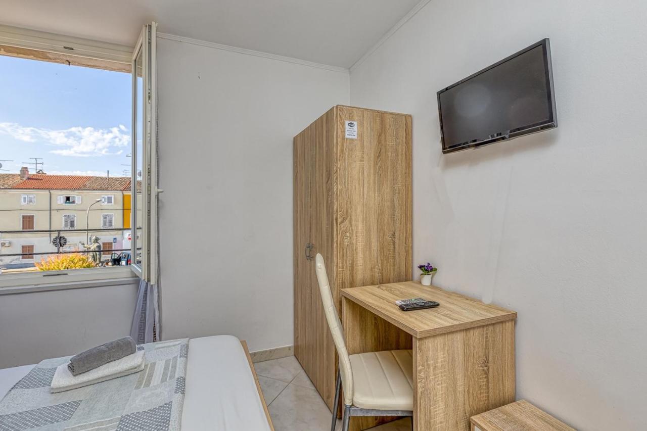 Rooms Vitoria On Joakim Square Porec Bagian luar foto