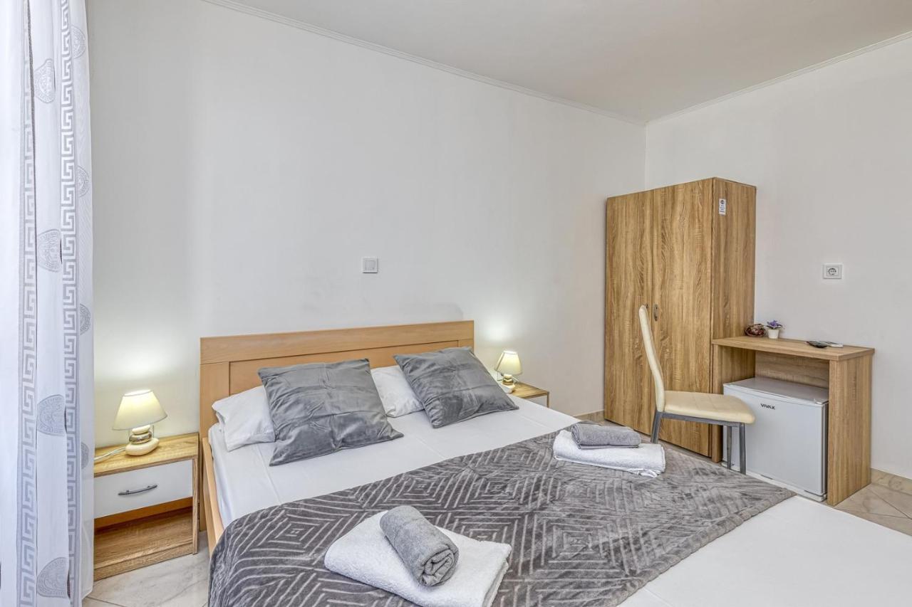 Rooms Vitoria On Joakim Square Porec Bagian luar foto