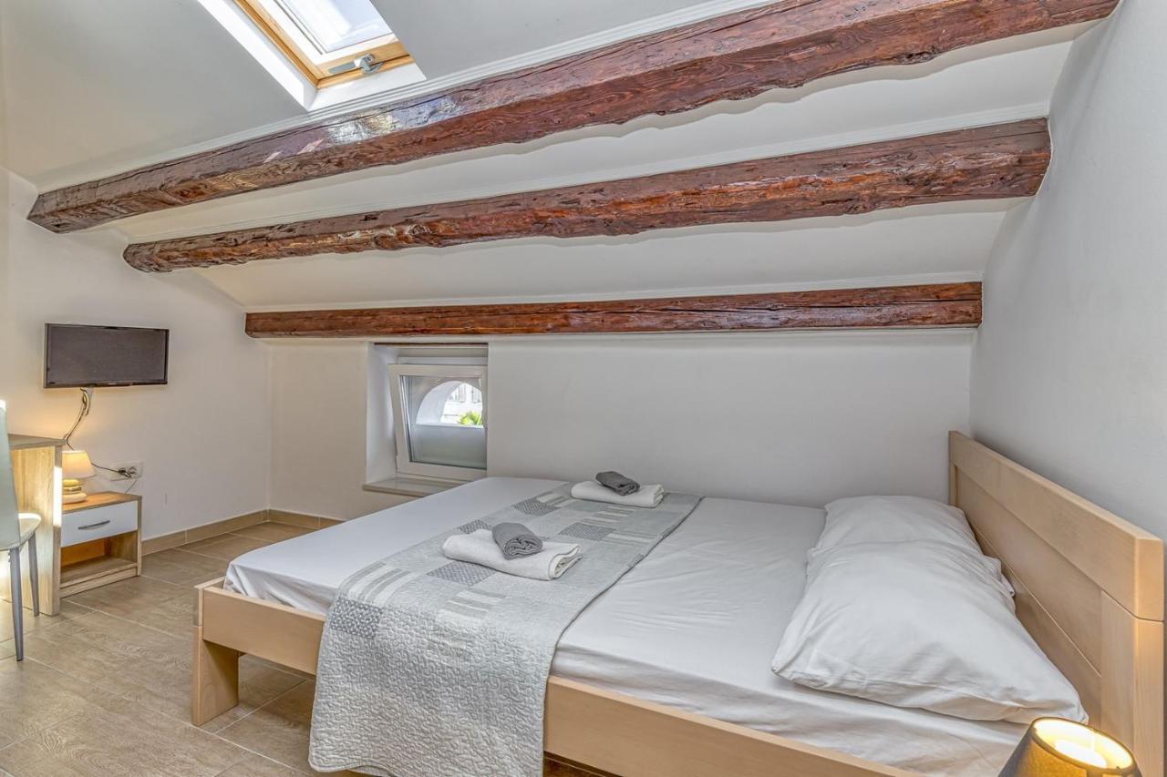 Rooms Vitoria On Joakim Square Porec Bagian luar foto