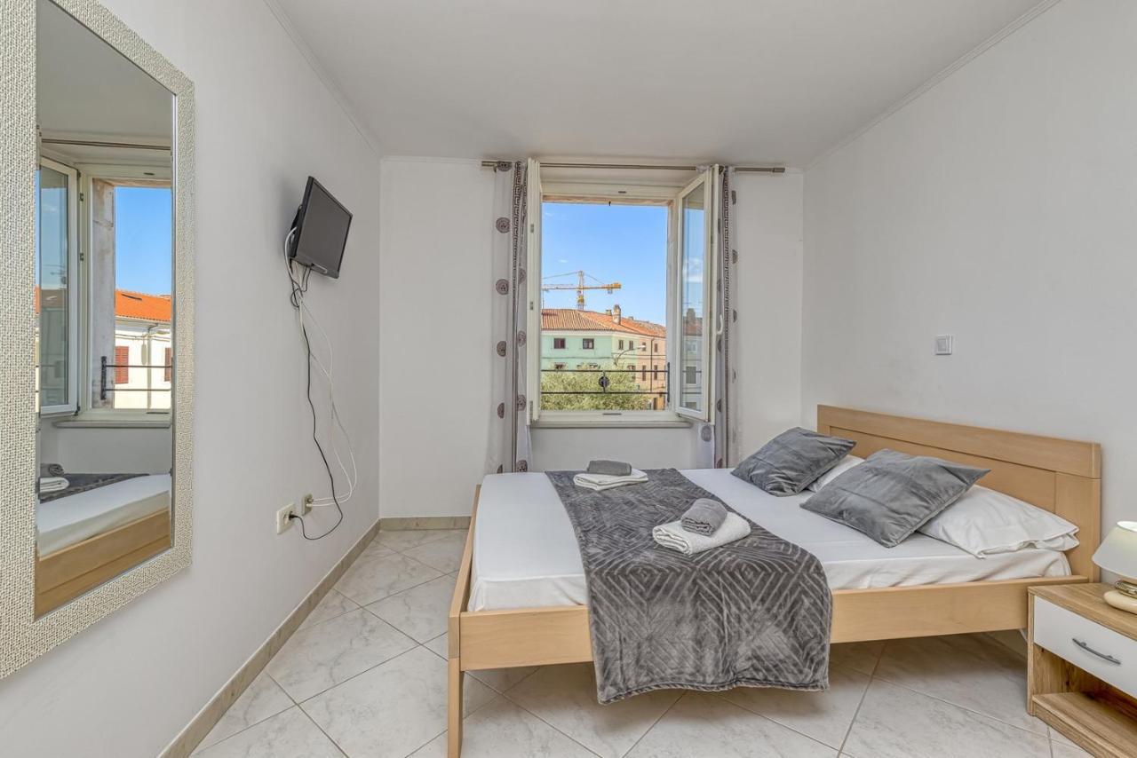 Rooms Vitoria On Joakim Square Porec Bagian luar foto