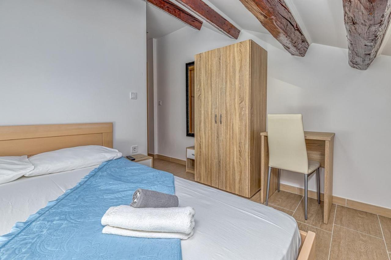 Rooms Vitoria On Joakim Square Porec Bagian luar foto