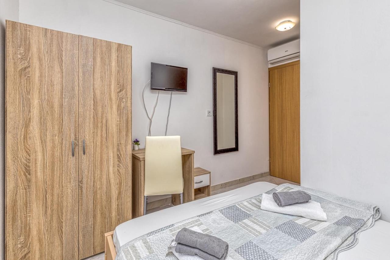Rooms Vitoria On Joakim Square Porec Bagian luar foto