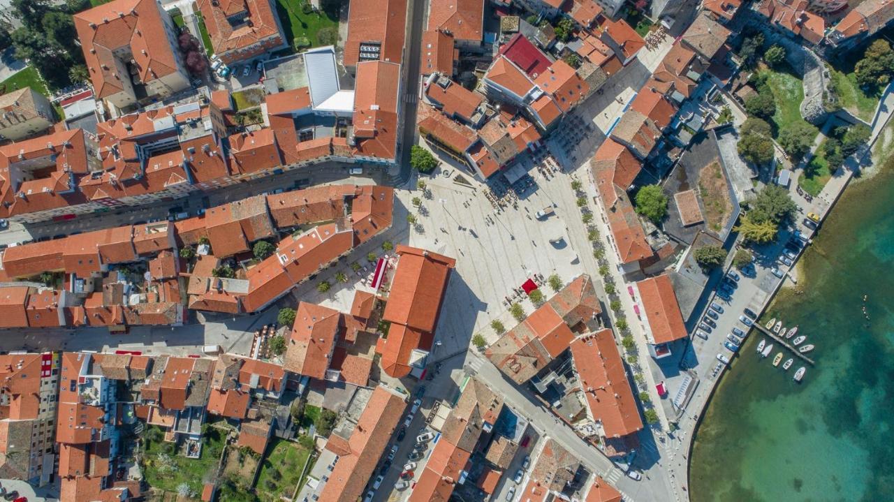 Rooms Vitoria On Joakim Square Porec Bagian luar foto