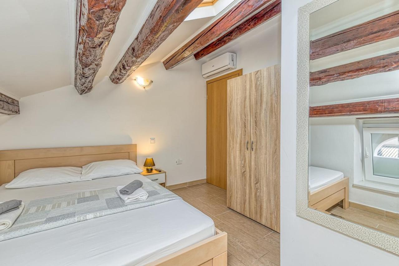 Rooms Vitoria On Joakim Square Porec Bagian luar foto