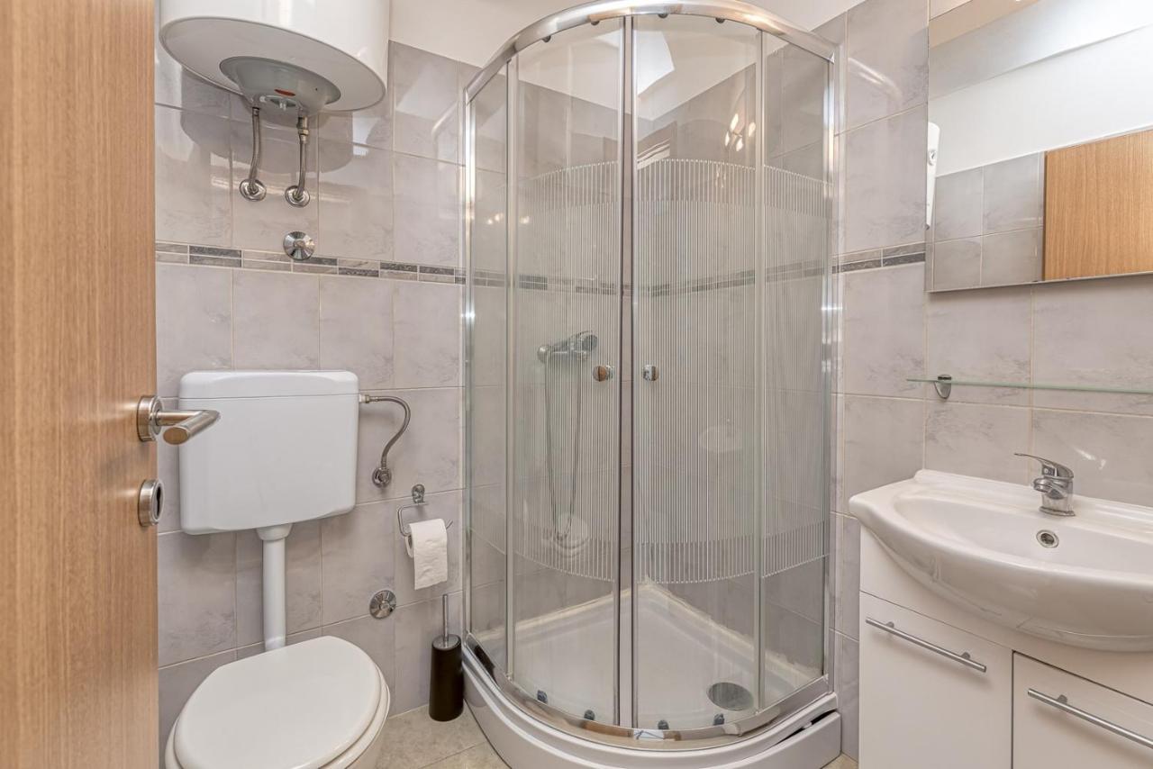 Rooms Vitoria On Joakim Square Porec Bagian luar foto