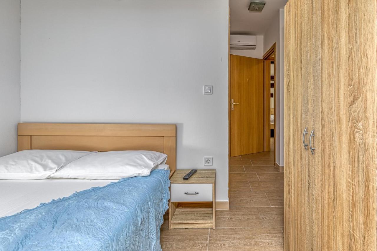 Rooms Vitoria On Joakim Square Porec Bagian luar foto