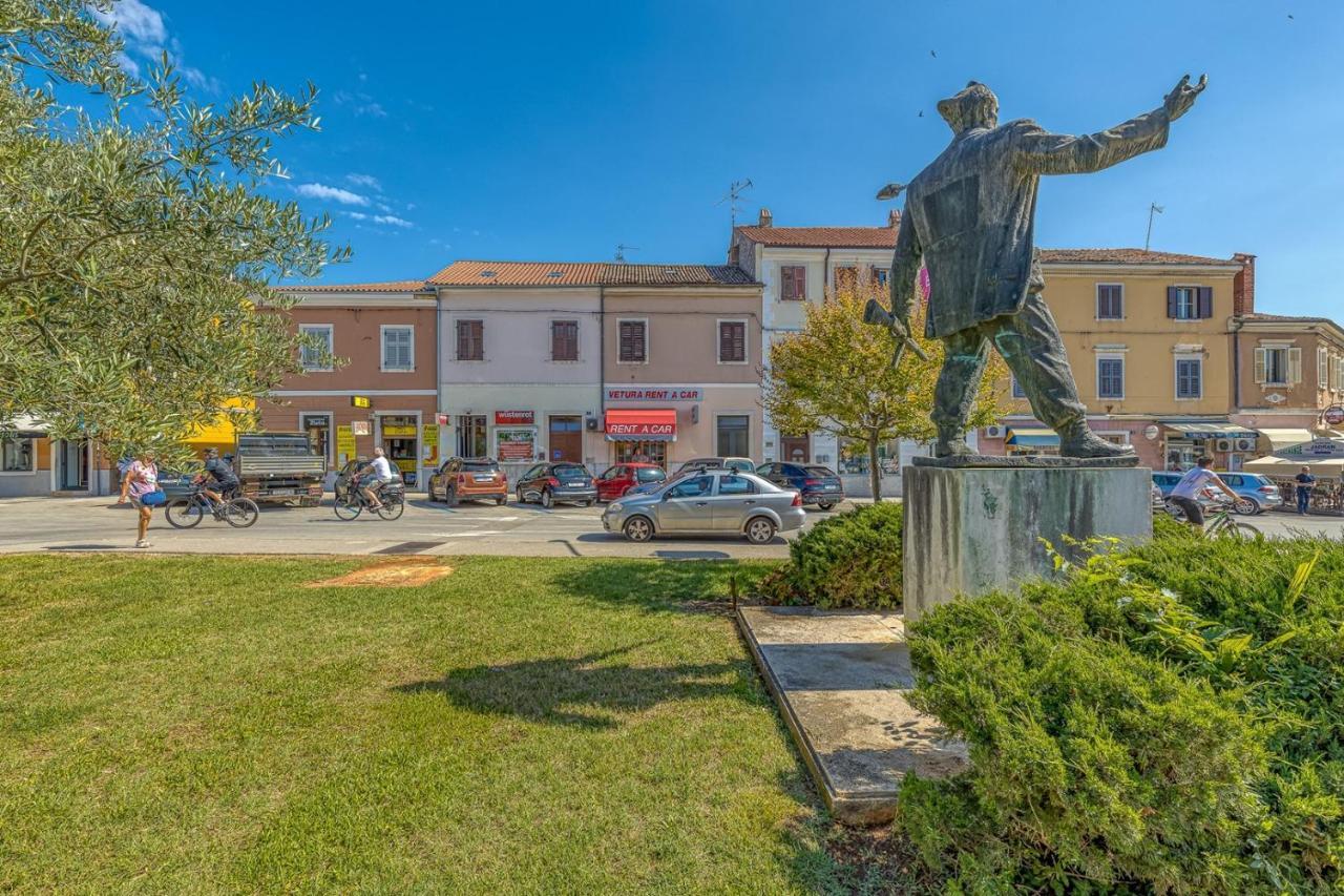 Rooms Vitoria On Joakim Square Porec Bagian luar foto