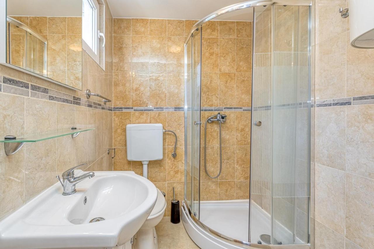 Rooms Vitoria On Joakim Square Porec Bagian luar foto