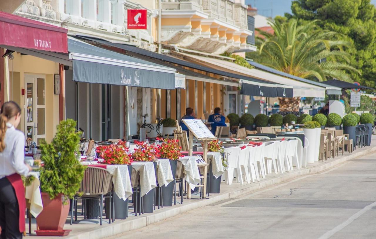 Rooms Vitoria On Joakim Square Porec Bagian luar foto