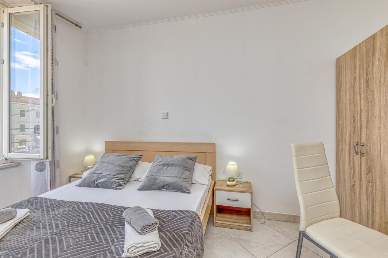Rooms Vitoria On Joakim Square Porec Bagian luar foto