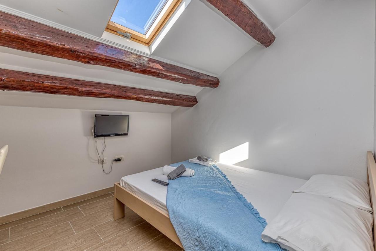 Rooms Vitoria On Joakim Square Porec Bagian luar foto
