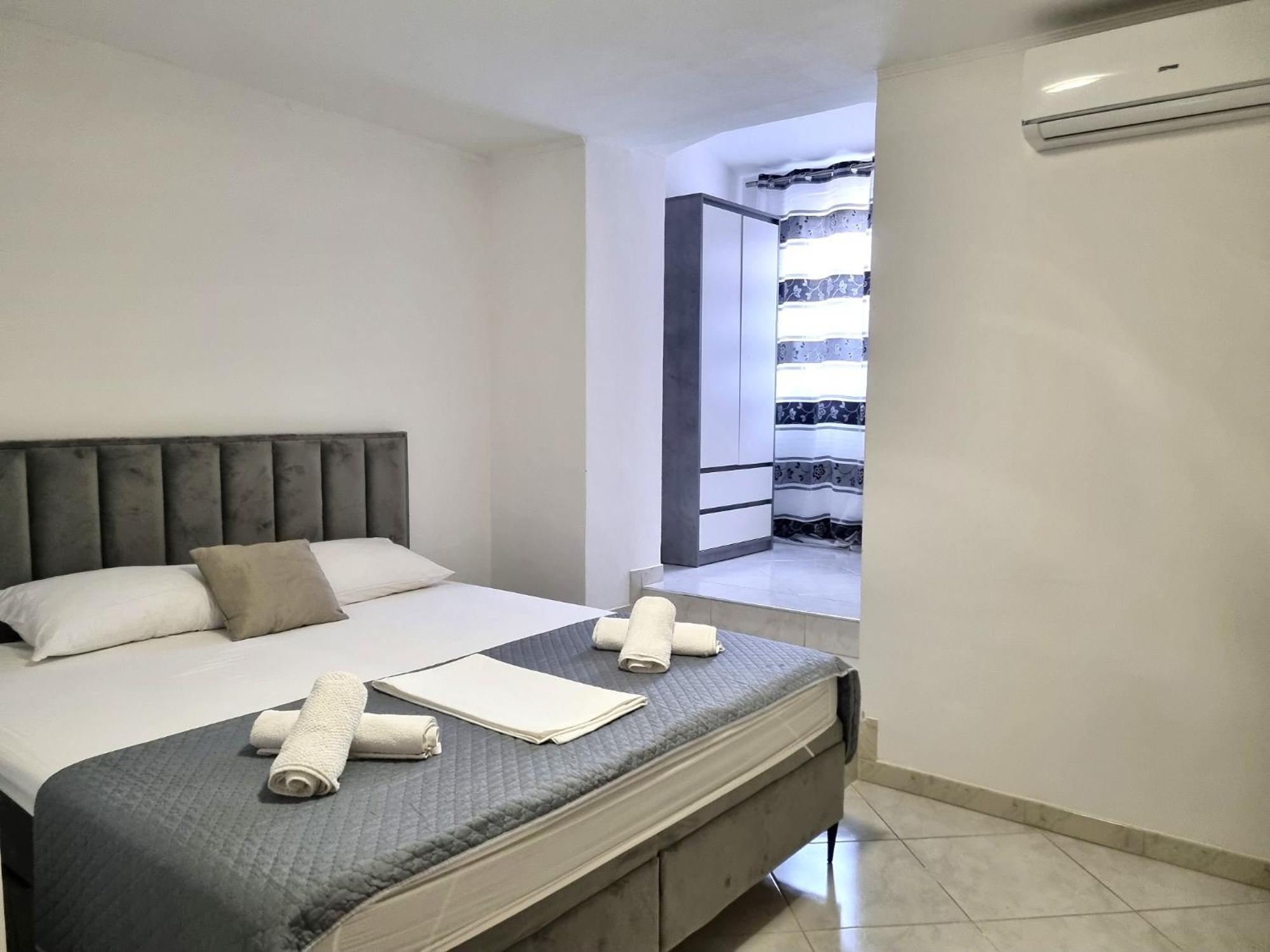 Rooms Vitoria On Joakim Square Porec Bagian luar foto