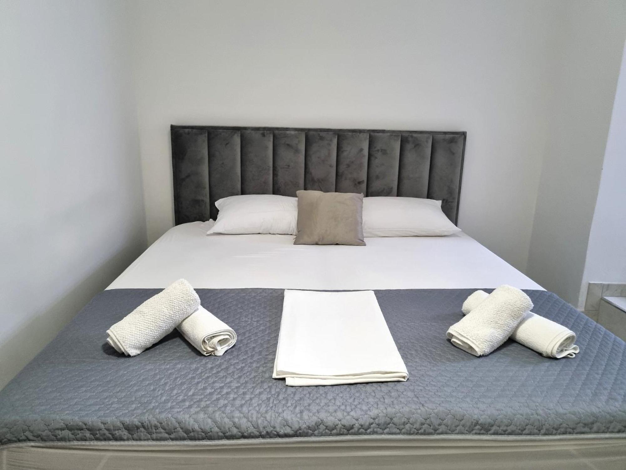 Rooms Vitoria On Joakim Square Porec Bagian luar foto
